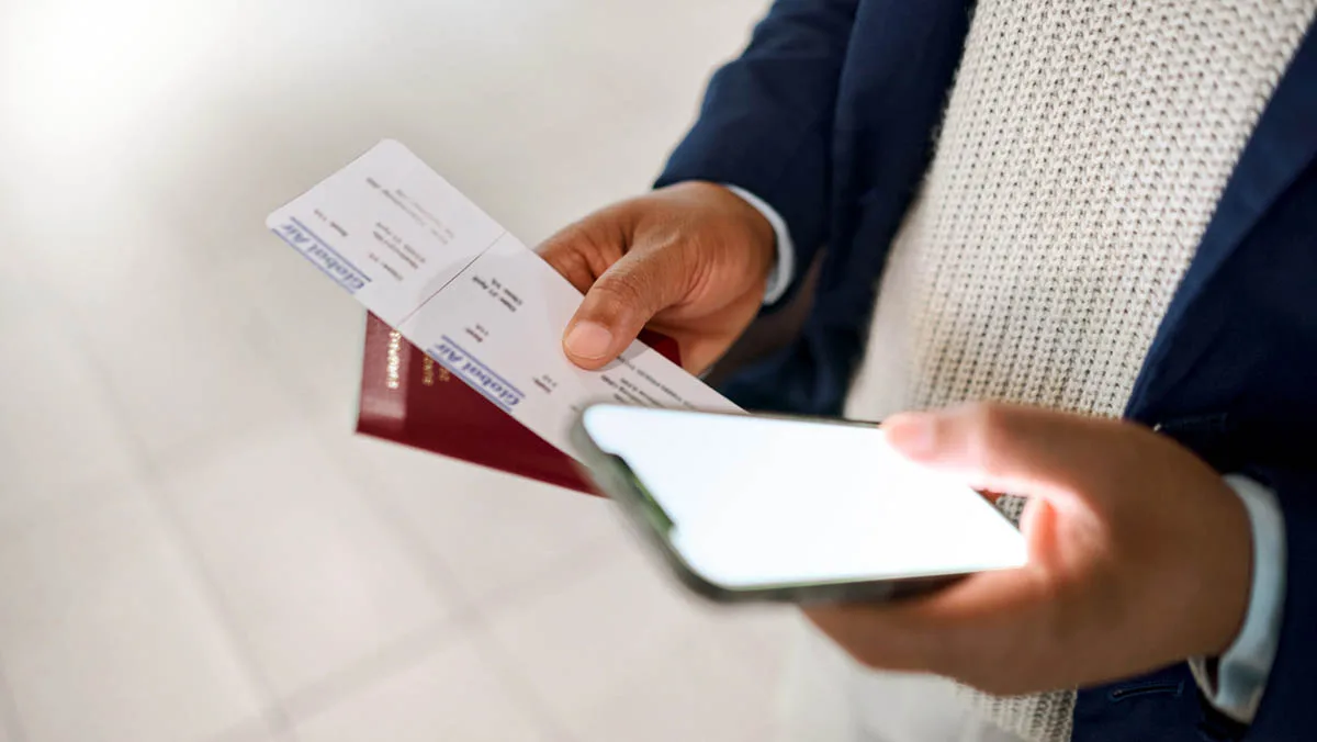 4e7fbf274546-Flugticket-Smartphone-iStock-PeopleImages-1474115544 Flugticket Smartphone