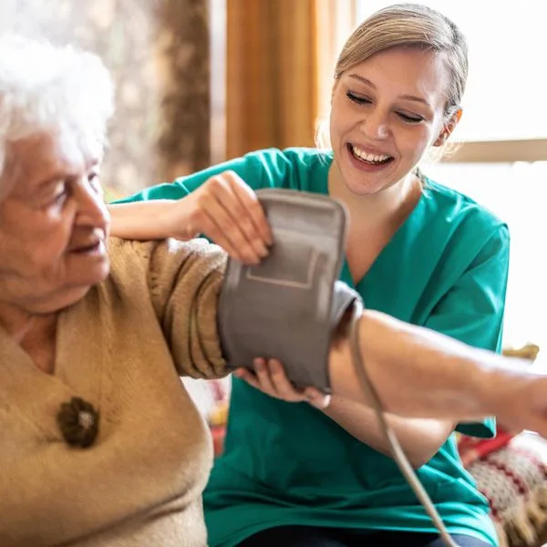 Pfleger Pflegekraft Altenpfleger Foto iStock PIKSEL Pfleger Pflegekraft Altenpfleger Foto iStock PIKSEL