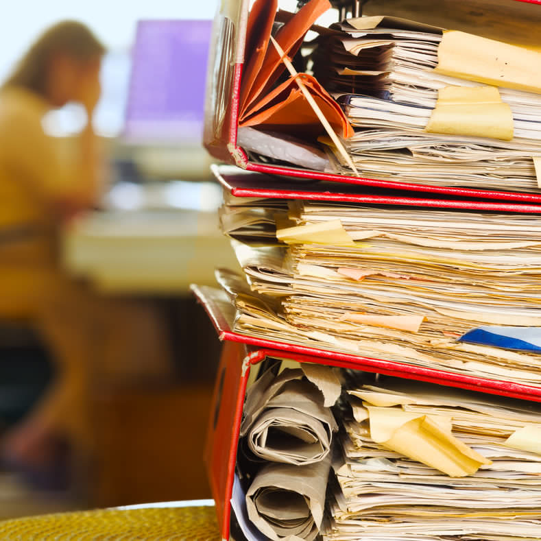 Bürokratie Sozialamt Aktenstapel
