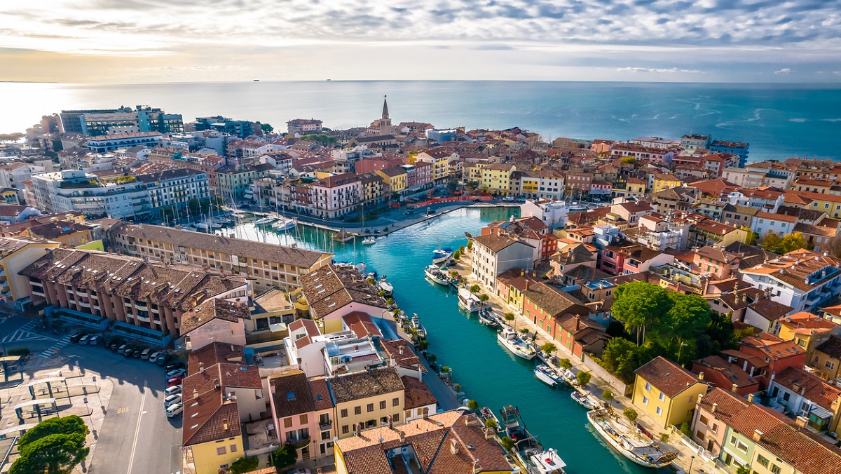 Stadt Grado bunte Architektur und Kanäle