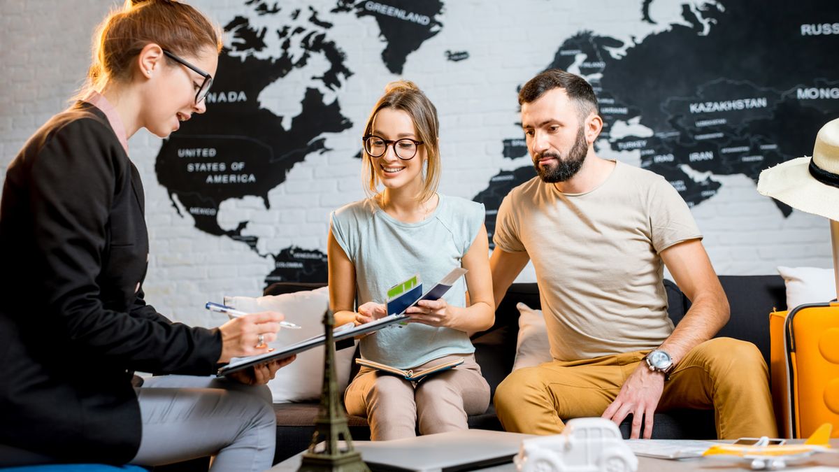 Reisebüro Beratung Foto iStock Ross Helen