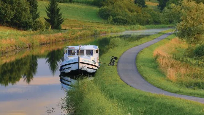 Locaboat Penichette canal de la Sarre Foto Locaboat Holiday Locaboat Penichette canal de la Sarre Foto Locaboat Holidays