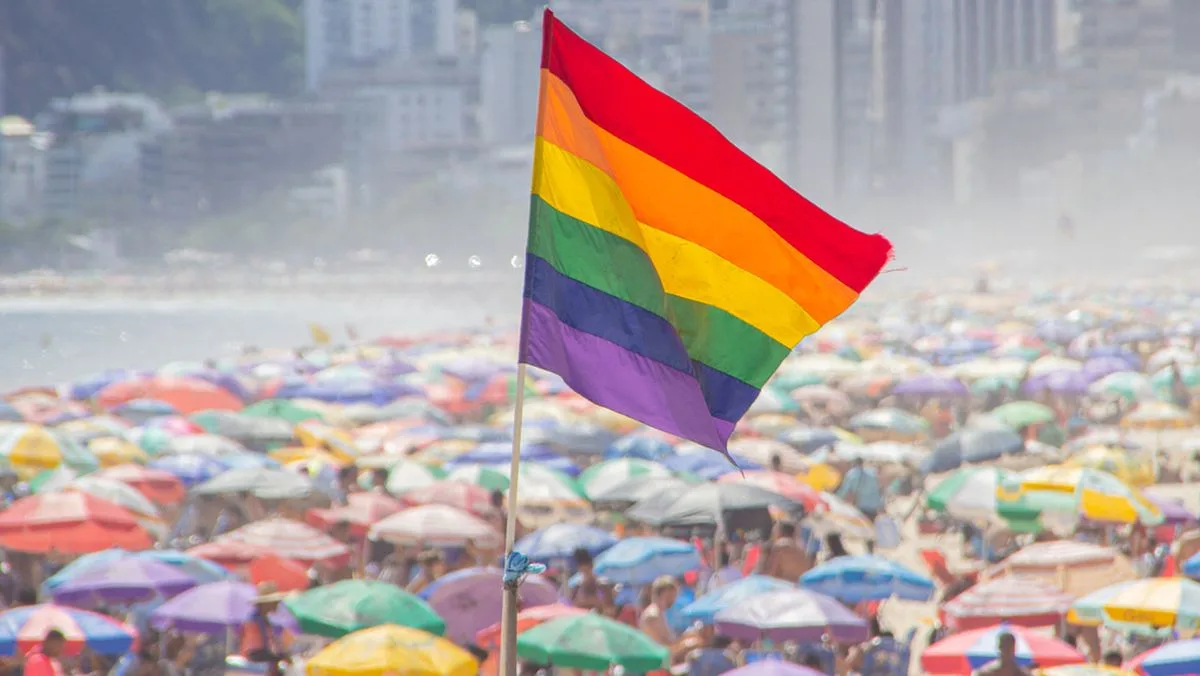 b5d1f7e5e060-LGBTQ-Fahne-Regenbogen-Strand-Foto-iStock-Bruno-Martins-Imagens LGBTQ Fahne Regenbogen Strand Foto iStock Bruno Martins Imagens