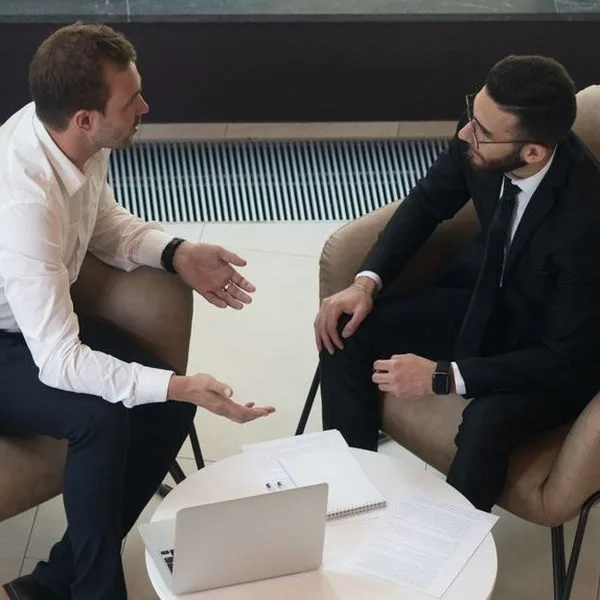 Gespräch diskussion Business Quadrat Foto iStock fizkes Gespräch diskussion Business Quadrat Foto iStock fizkes