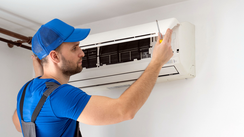Klimaanlage Handwerker iStock Viktoria Korobova.jpg