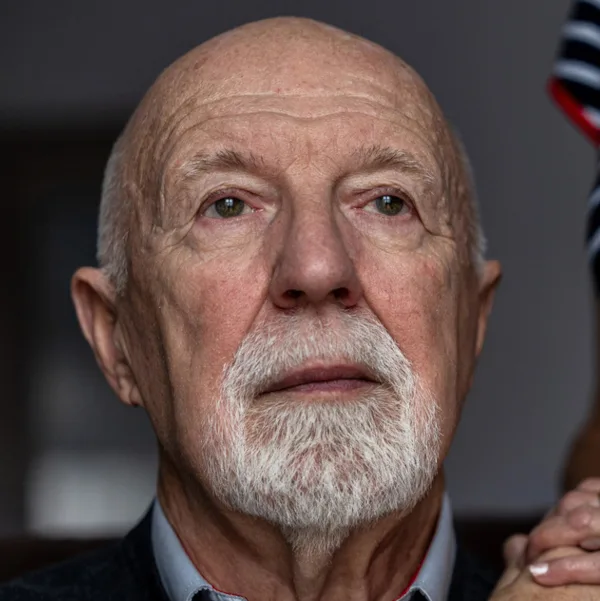 Alter Mann Demenz leerer Blick iStock Piksel.jpg