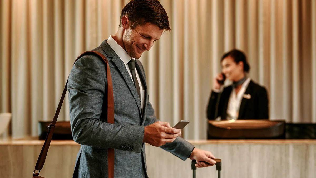 Geschäftsreise Mann Smartphone Lobby iStock jacoblund Geschäftsreise Mann Smartphone Lobby iStock jacoblund.jpg