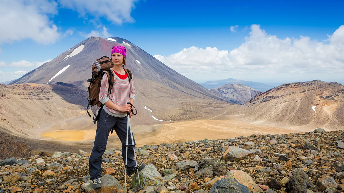 Neuseeland Backpackerin Rucksackurlauber Tongariro Vulkan iStock Olga_Danylenko Neuseeland Backpacker Rucksackurlauber Tongariro Vulkan iStock Olga_Danylenko.jpg