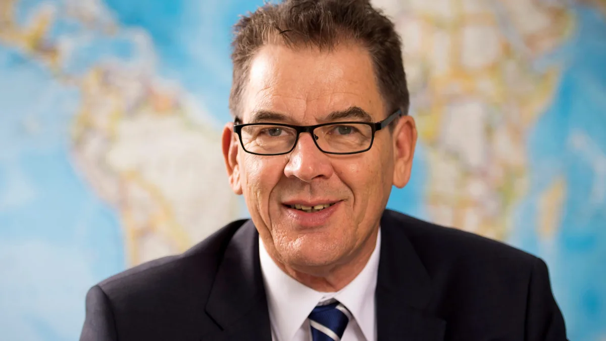 Müller Gerd Bundesminister für Entwicklung Foto Michael Gottschalk Photothek net Müller Gerd Bundesminister für Entwicklung