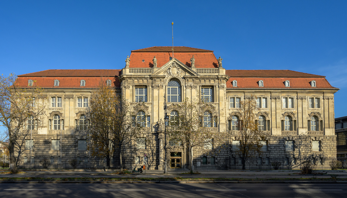 Denkmalgeschütztes ehemaliges Preußisches Oberverwaltungsgericht in Berlin-Charlottenburg Amtsgericht