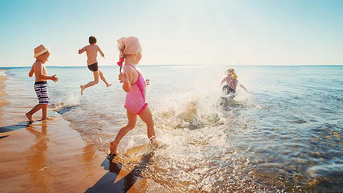 Kinder am Strand_iStock_Foto LeManna Kinder am Strand_iStock_Foto LeManna