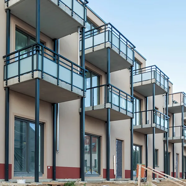 Neubau Apartments Balkon Foto iStock Lichtwolke.jpg