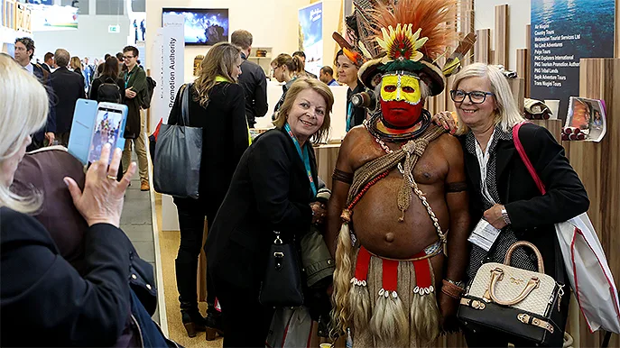 ITB Papua Neuguinea Fachbesucher und Ureinwohner Foto ITB Berlin ITB Papua Neuguinea Fachbesucher und Ureinwohner