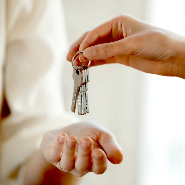 Mitarbeiterwohnung Schlüssel Wohnung iStock fizkes.jpg