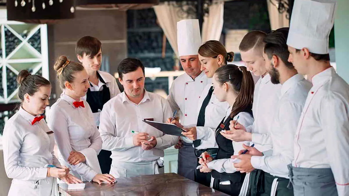 Hotelbetriebswirt Eckert Schulen Fotolia Quereinsteigerprogramm