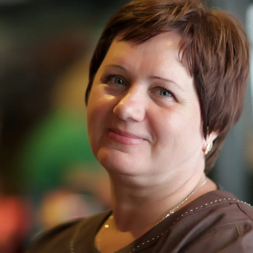 Frau reif Pflegekraft Mitarbeiterin älter zufrieden freundlich