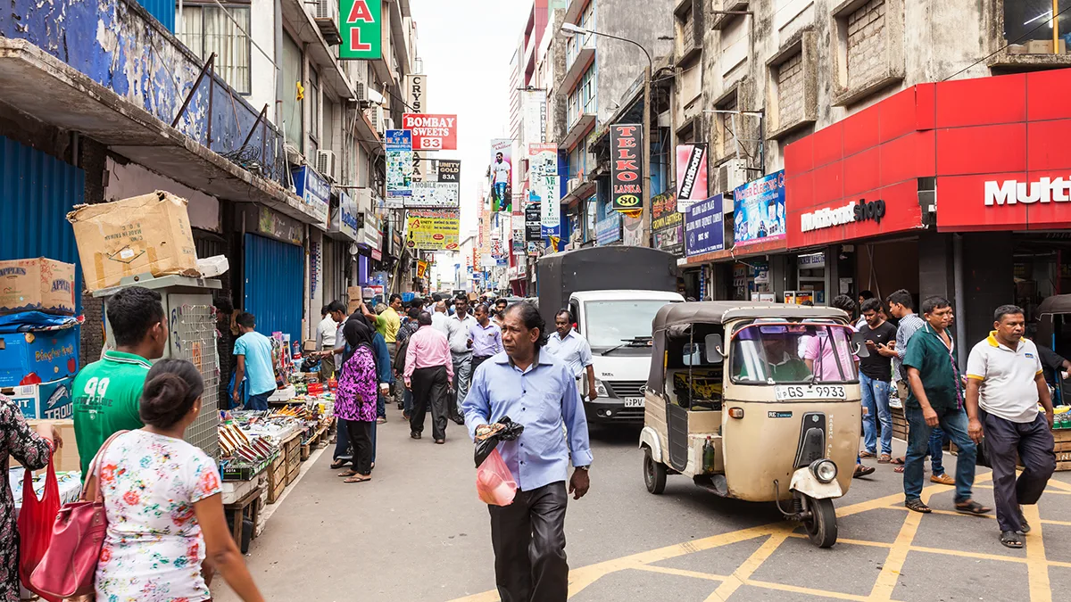 Sri Lanka Colombo Straßenszene Foto iStock saiko3p Sri Lanka Colombo Straßenszene Foto iStock saiko3p.jpg