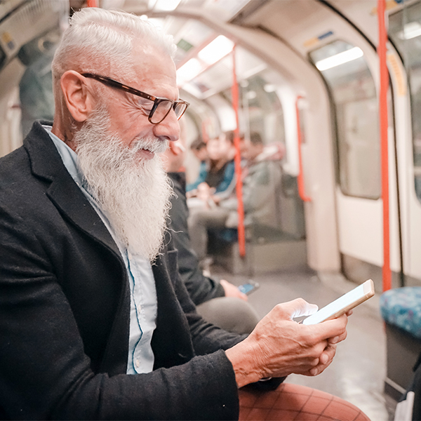 Senior mit Smartphone in U-Bahn Foto iStock Giuseppe Manfra.jpg