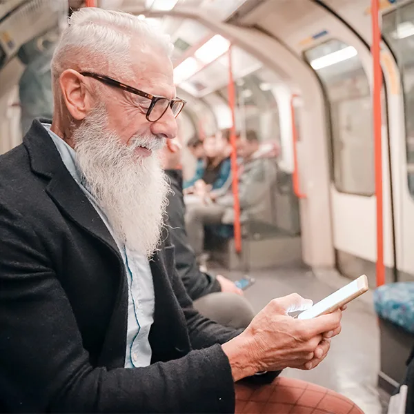 Senior mit Smartphone in U-Bahn Foto iStock Giuseppe Manfra.jpg