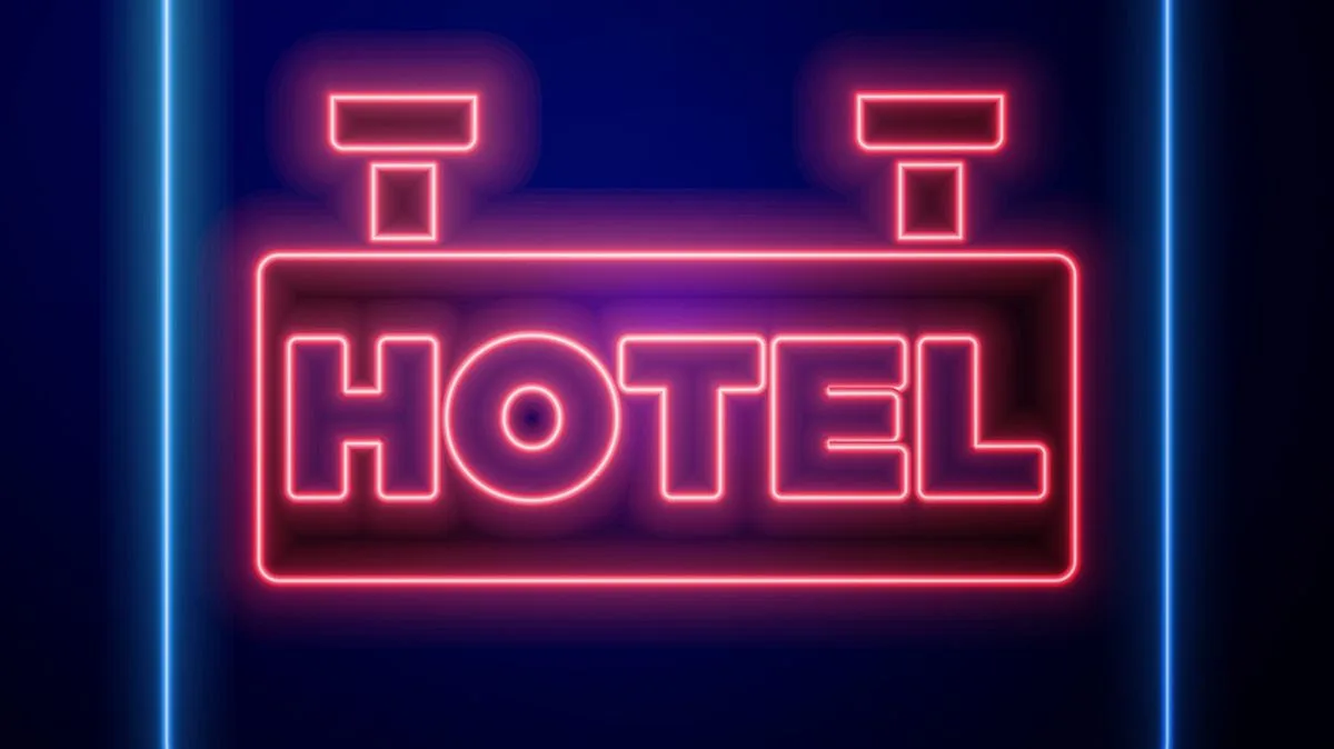 Hotelschriftzug Beleuchtung Werbung Foto iStock Vadim Sazhniev Hotelschriftzug Beleuchtung Werbung Foto iStock Vadim Sazhniev