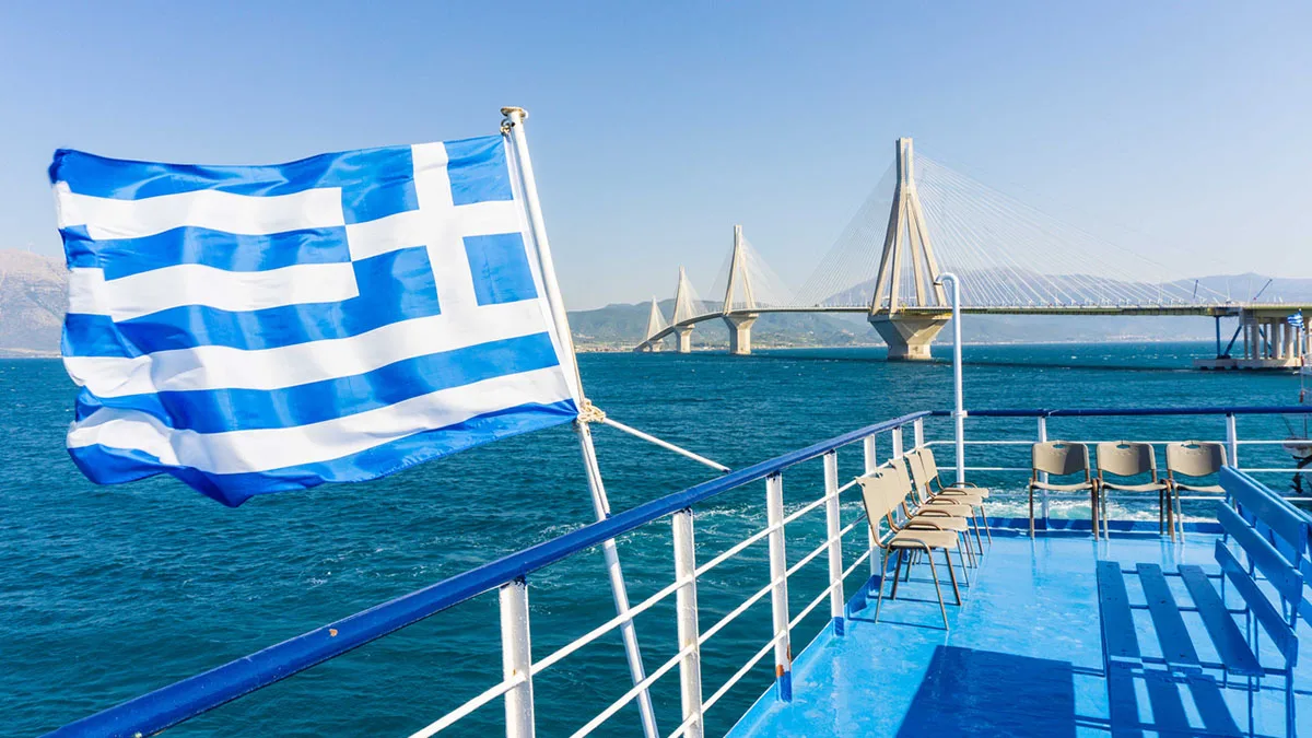 Griechenland Flagge Faehre iStock Charalambos Andronos-983609574 (1) Griechenland Fähre