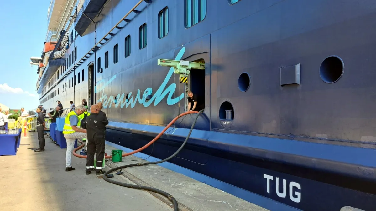 32038b1243b4-TUI-Cruises-Biokraftstoff_wird_gebunkert TUI Cruises Biokraftstoff_wird_gebunkert.jpg