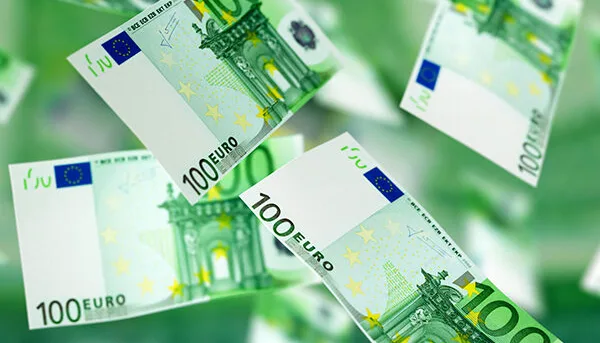 Geldregen Euro Scheine Foto iStock peterschreiber.media Geldregen Euro Scheine Foto iStock peterschreiber.media