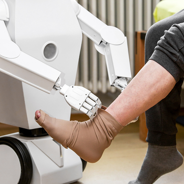 Pflege Roboter Stützstrümpfe iStock miriam-doerr.jpg