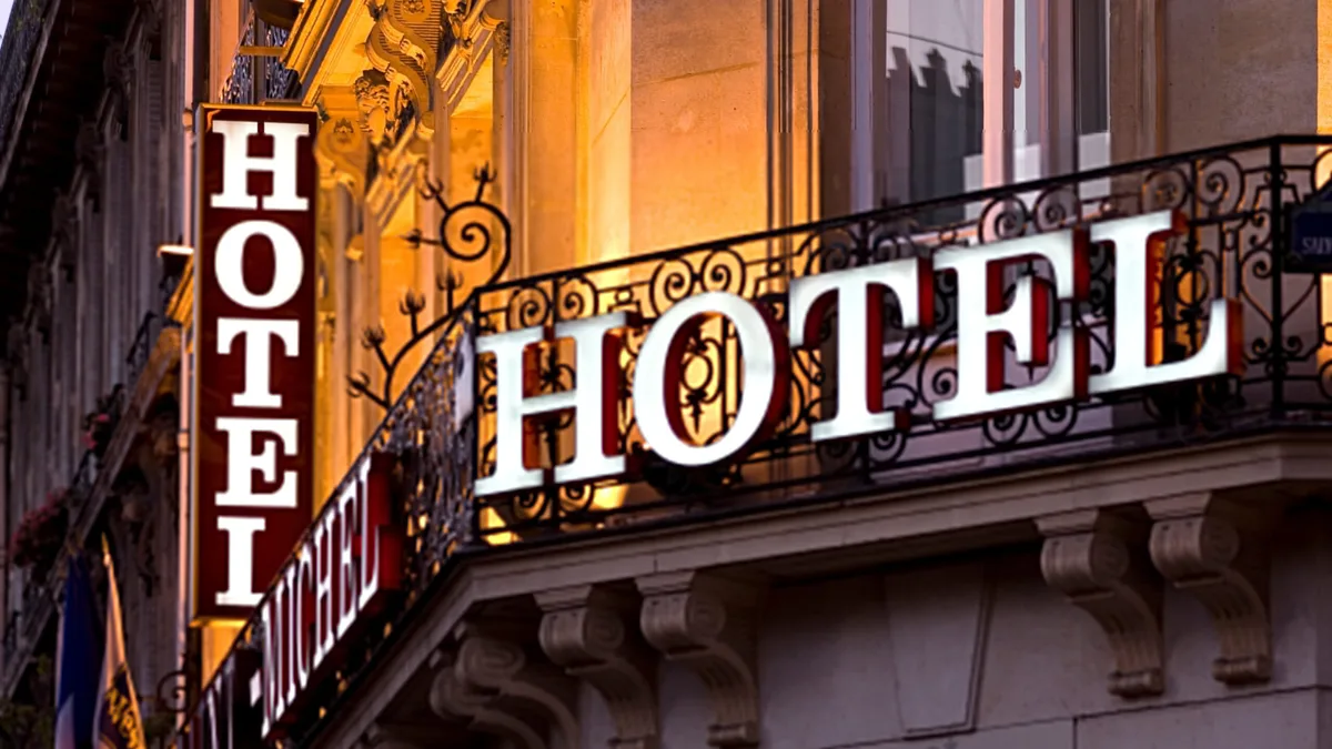 94adac3fee36-AdobeStock_9211505-1- Hotel Symbolbild Schriftzug
