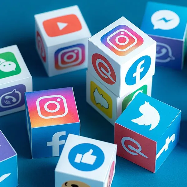 Social Media Icons Würfel Quadrat Foto iStock pressureUA