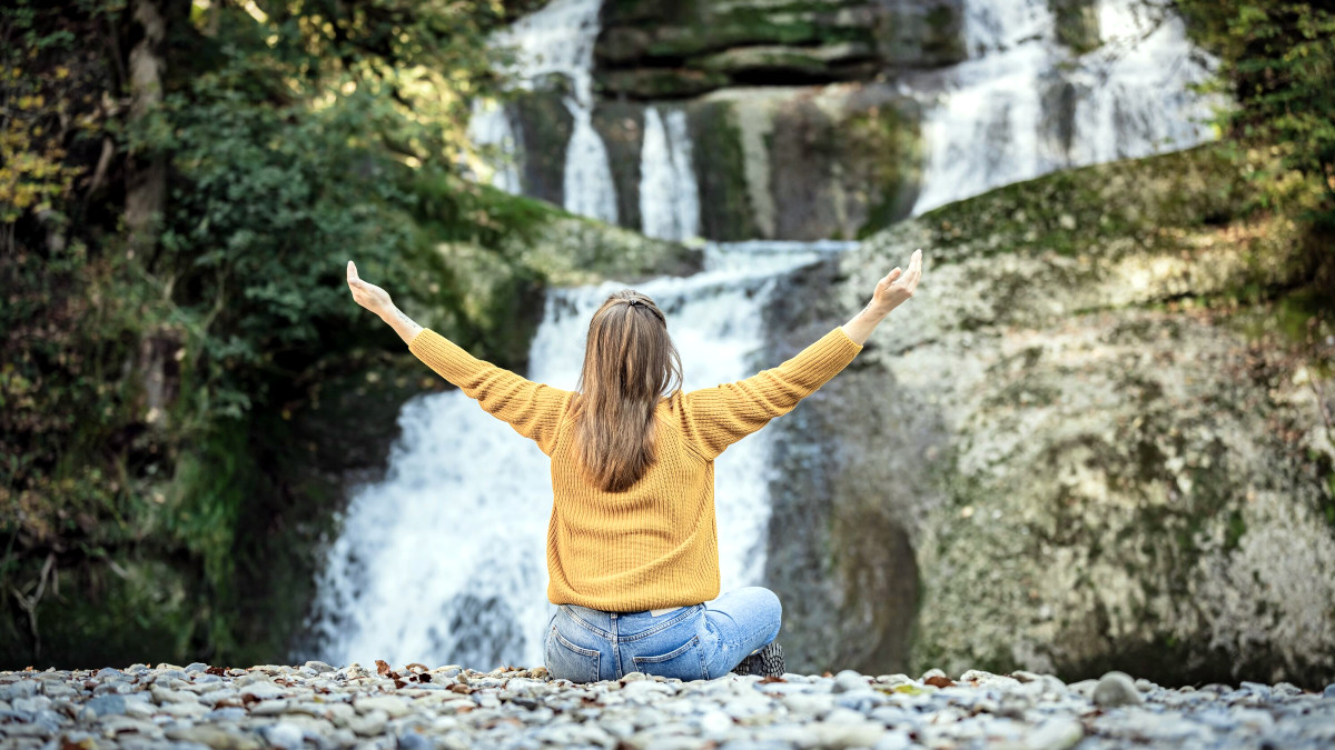 Digital Detox Frau Wasserfall Allgäu GmbH Angel Galan Medina.jpg