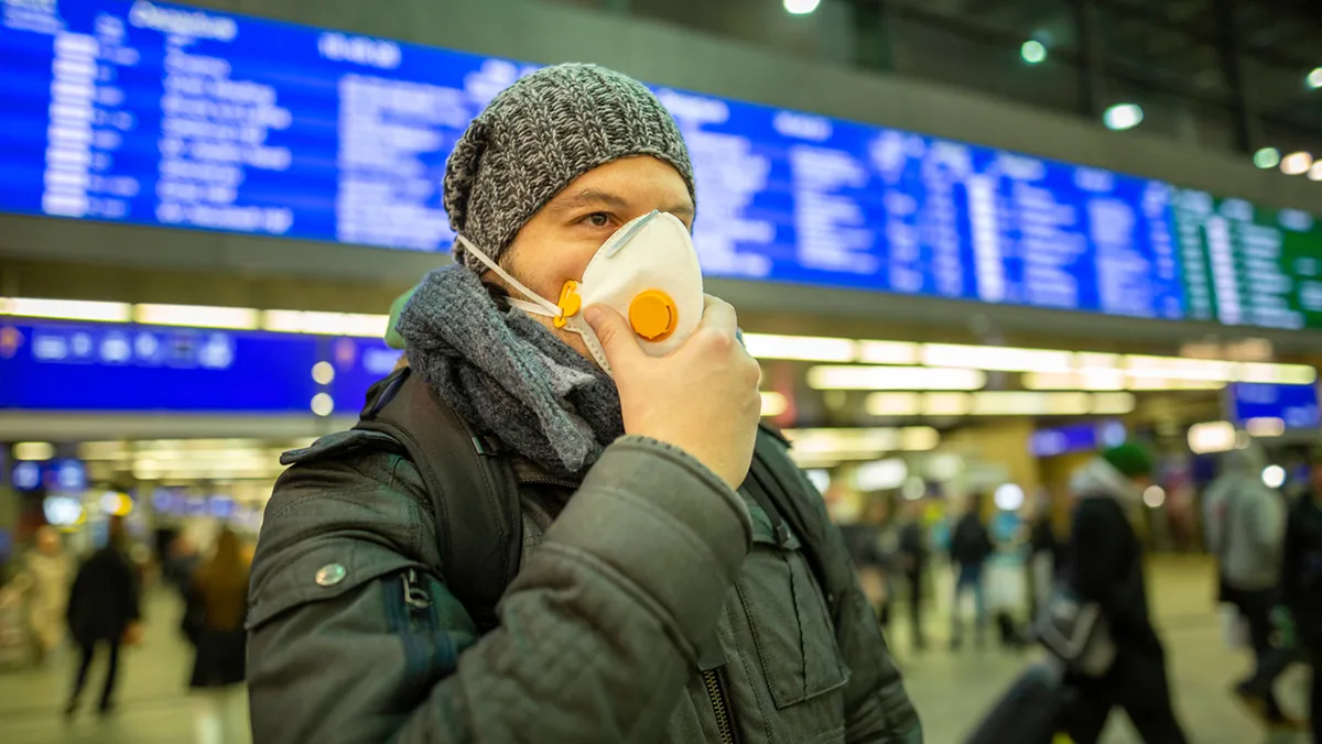 Flughafen Passagier Schutzmaske Foto iStock Team DAF Flughafen Passagier Schutzmaske Foto iStock Team DAF.jpg