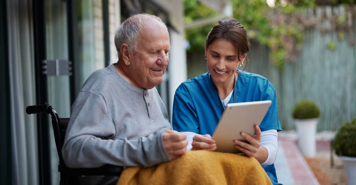 Pflegekraft freundlich Kommunikation Bewohner 41,5 Prozent der Befragten sagen, durch die Digitalisierung können sie mehr Zeit mit Klienten oder Bewohnern verbringen