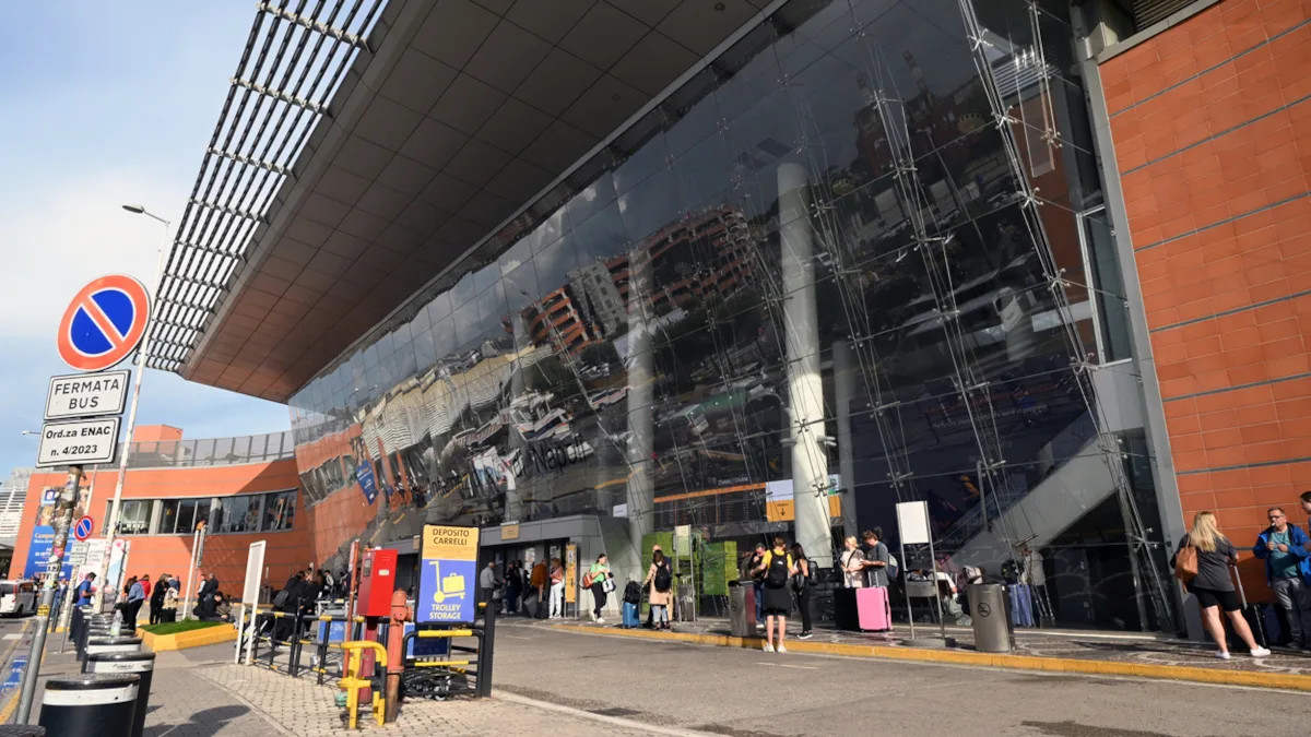 4d8a20f422f3-Italien-Neapel-Flughafen-iStock-Richard-Villalonundefined-undefined-2173106461 Italien Neapel Flughafen