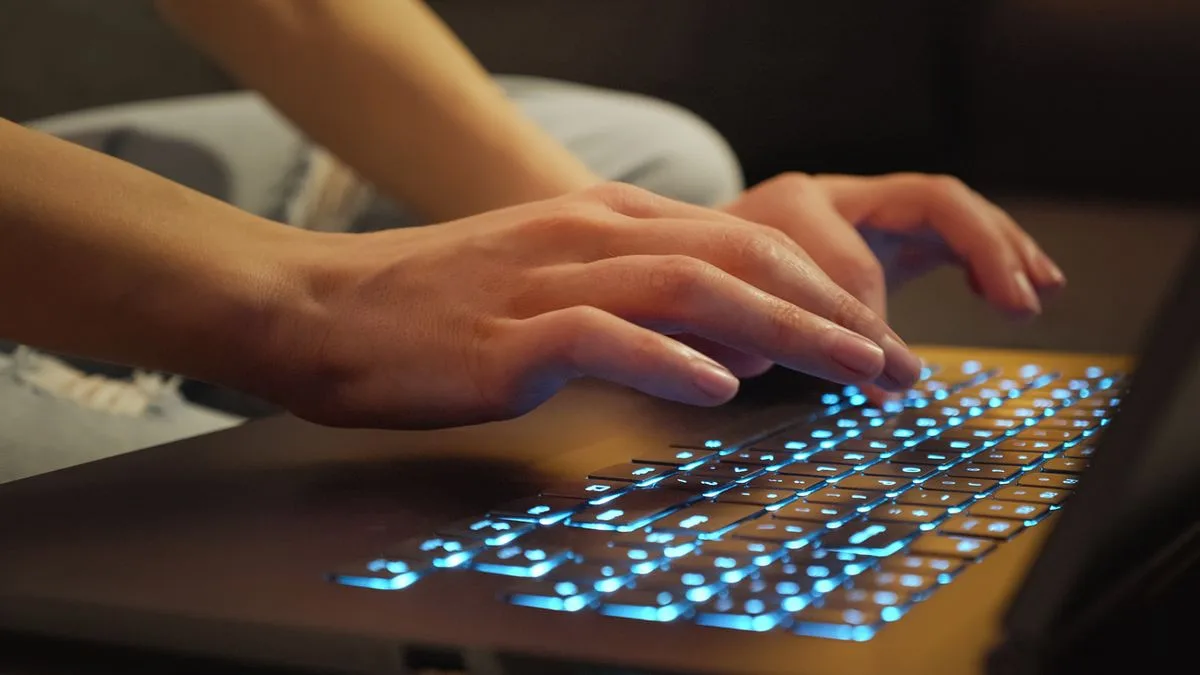 9c3518a572a5-Haende-Tsstatur-Foto-iStock-Vasili-Binzari Hände Tastatur Computer Foto iStock Vasili Binzari