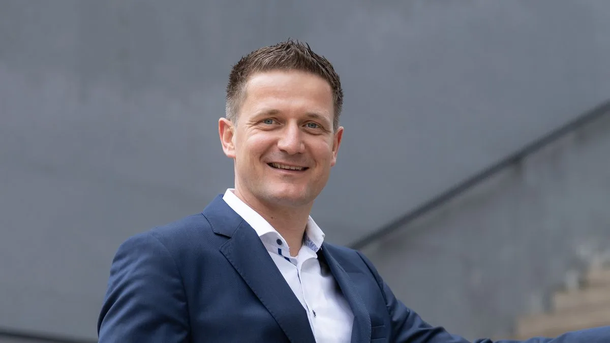 2ac320e1b249-Black-F-Alexander-Kirschke-Sales-Manager-Foto-Black-F Black F Alexander Kirschke Sales Manager Foto Black F