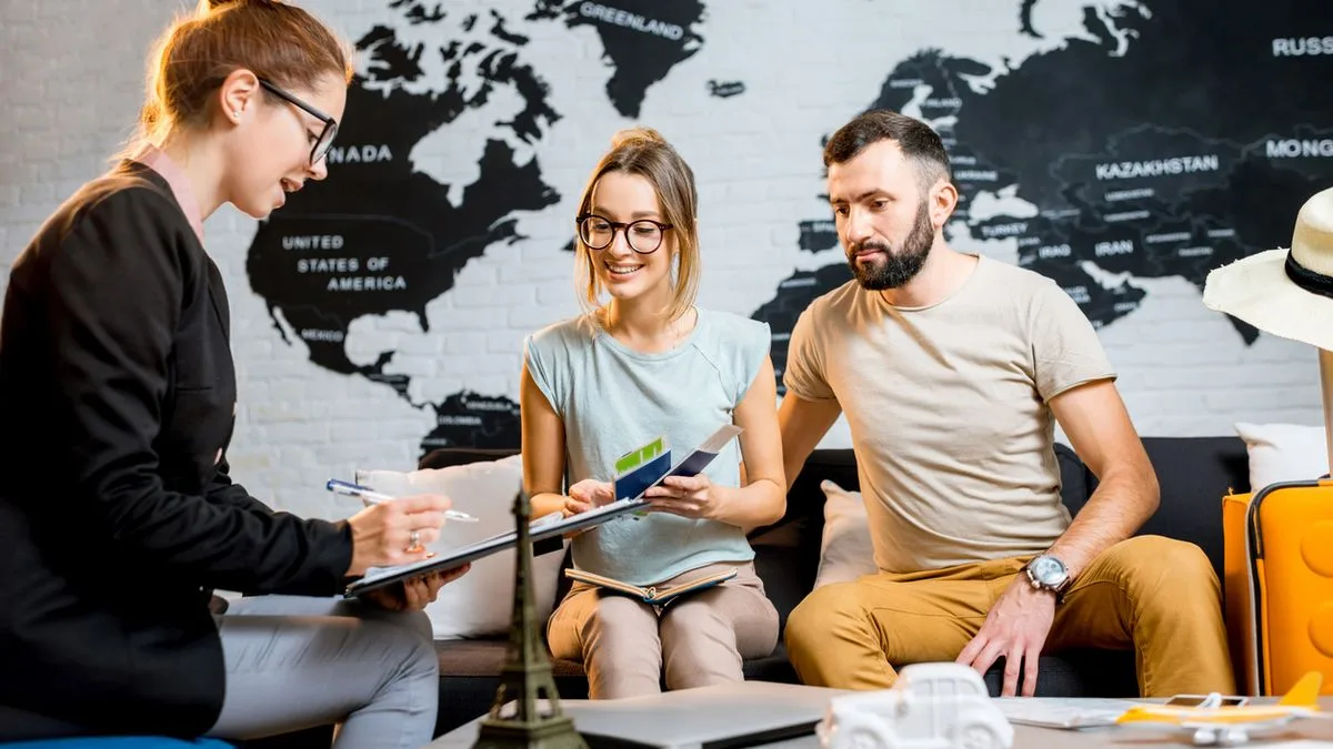 d4329d1ab17a-Reisebuero-Beratung-Foto-iStock-Ross-Helen Reisebüro Beratung Foto iStock Ross Helen