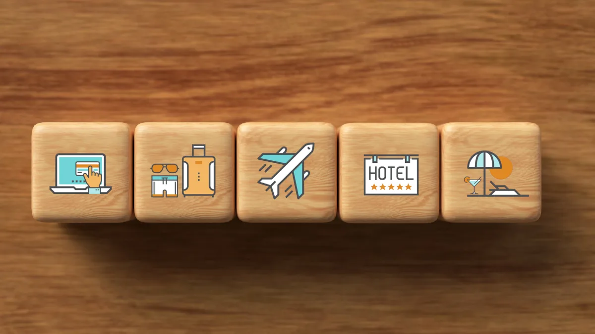 f3263720d991-Wuerfel-PC-Koffer-Flug-Hotel-Sonnenschirm-iStock-www.fotogestoeber.de-1201050060 Würfel PC Koffer Flug Hotel Sonnenschirm