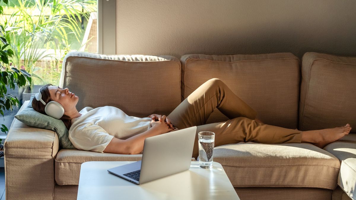 Couch Laptop Entspannung Kopfhörer Foto iStock Tetiana Soares