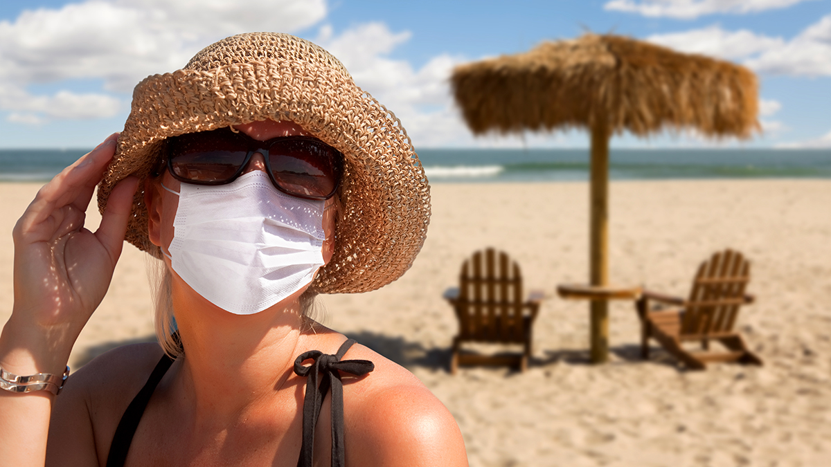 Strand Frau Maske Foto iStock Feverpitched.jpg