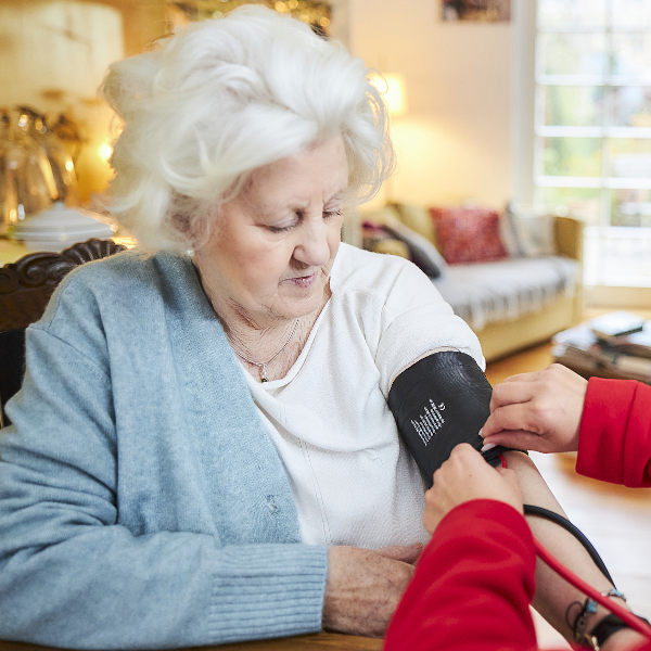 ambulante Pflege Pflegedienst Patientin Blutdruck messen
