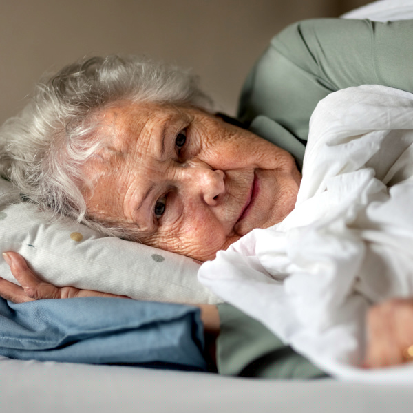 Alte Frau Bett Ausruhen Nichtstun iStock Halfpoint.jpg