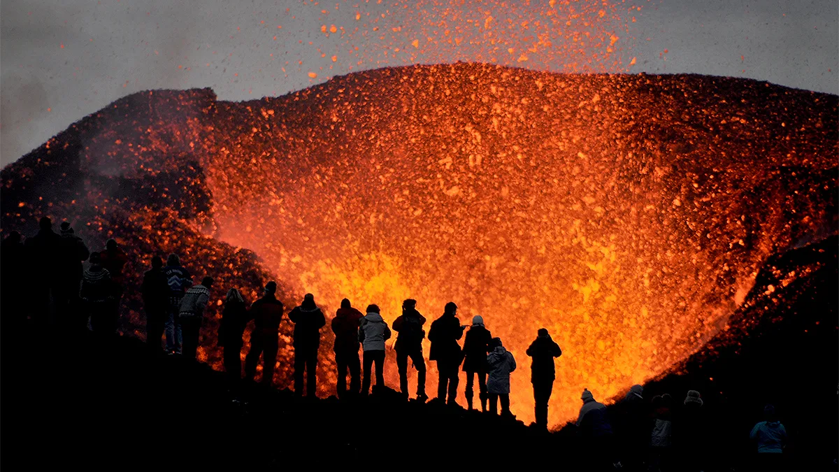 Island Vulkan Leute Eyjafjallajökull Ausbruch Foto iStock TrueCapture Island Vulkan Leute Eyjafjallajökull Ausbruch Foto iStock TrueCapture.jpg