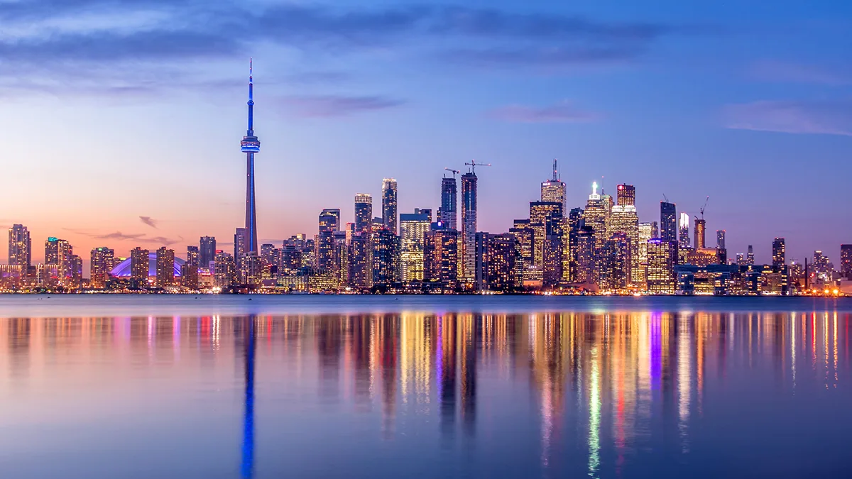 Kanada Ontario Toronto Skyline vom Wasser Foto iStock diegograndi Kanada Ontario Toronto Skyline vom Wasser Foto iStock diegograndi