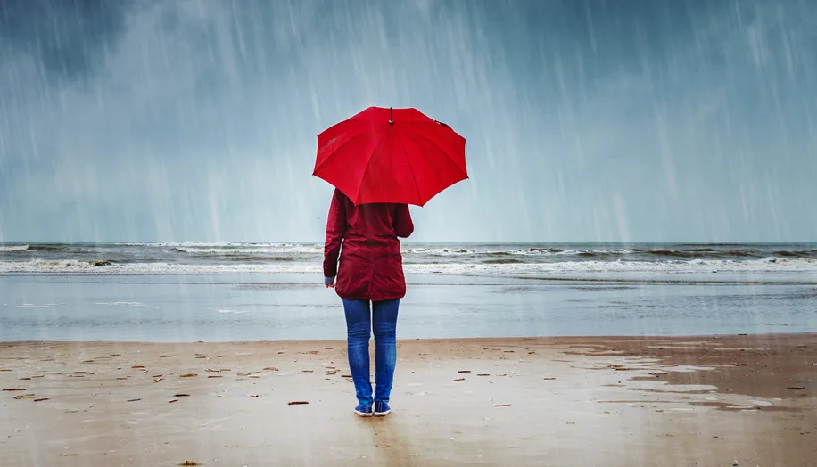 b394231441e4-iStock-1180816024 Wetter Regen See Strand Schirm