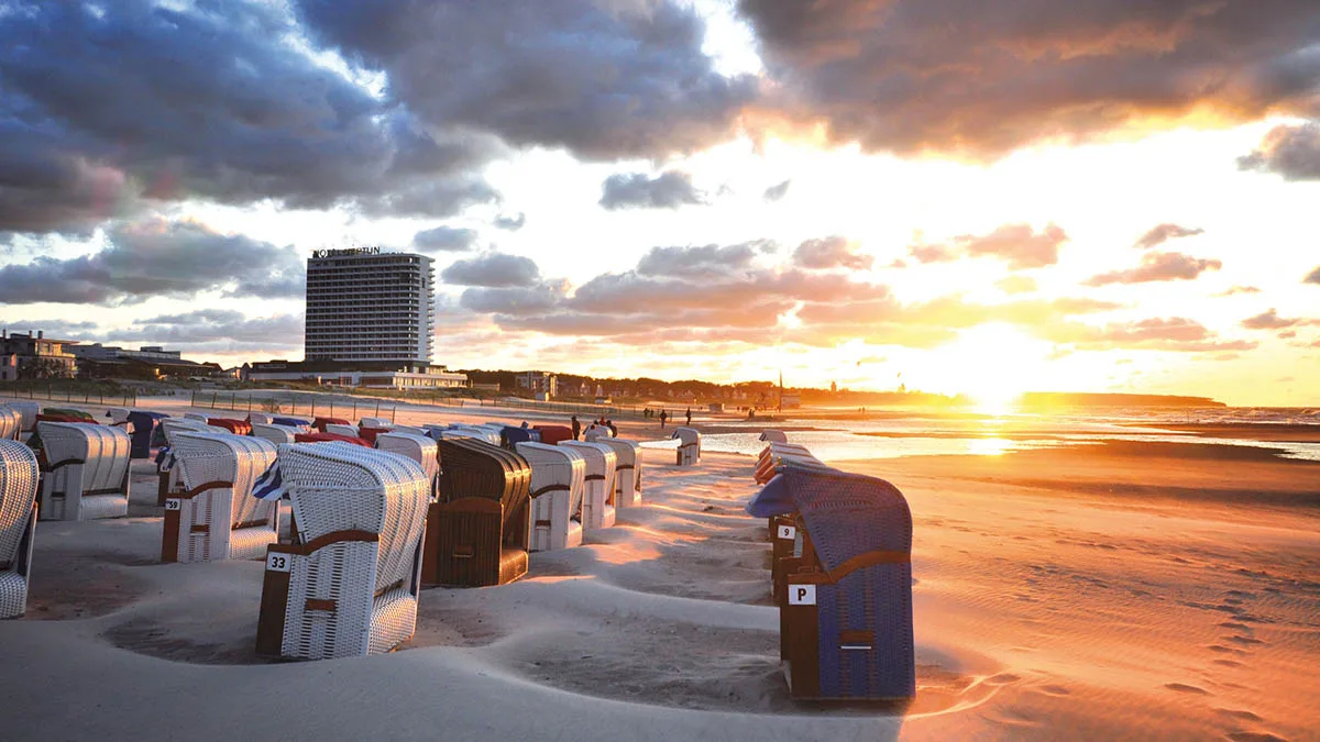 Deutschland Warnemünde Hotel_NEPTUN_mit_Strandkoerben_aussen_01 Warnemünde Hotel Neptun