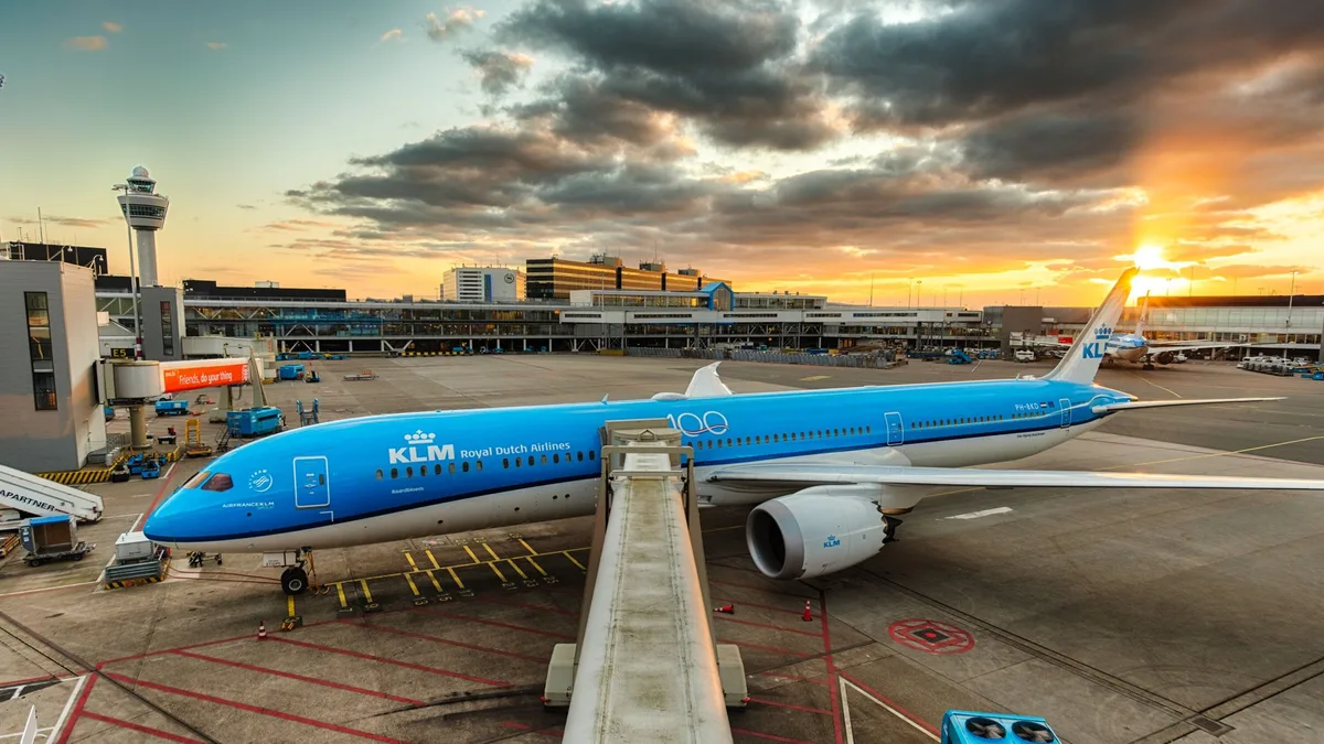 Boeing 787-10 am Gate in Amsterdam Schiphol KLM Von Schipol direkt nach Curaçao<strong> </strong>geht es mit dieser Boeing 787-10 von KLM