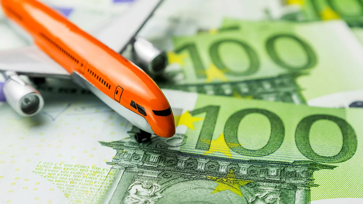 Flugzeugmodell und 100 Euro Schein Foto iStock Evgen Prozhyrko Flugzeugmodell und 100 Euro Schein Foto iStock Evgen Prozhyrko