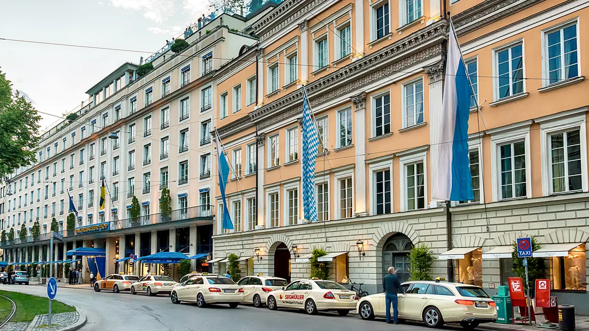 Deutschland München Bayerischer Hof Foto iStock Nedomacki Deutschland München Bayerischer Hof Foto iStock Nedomacki.jpg