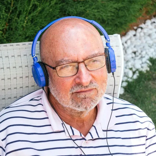 Senior Kopfhörer Foto iStock Margalliver
